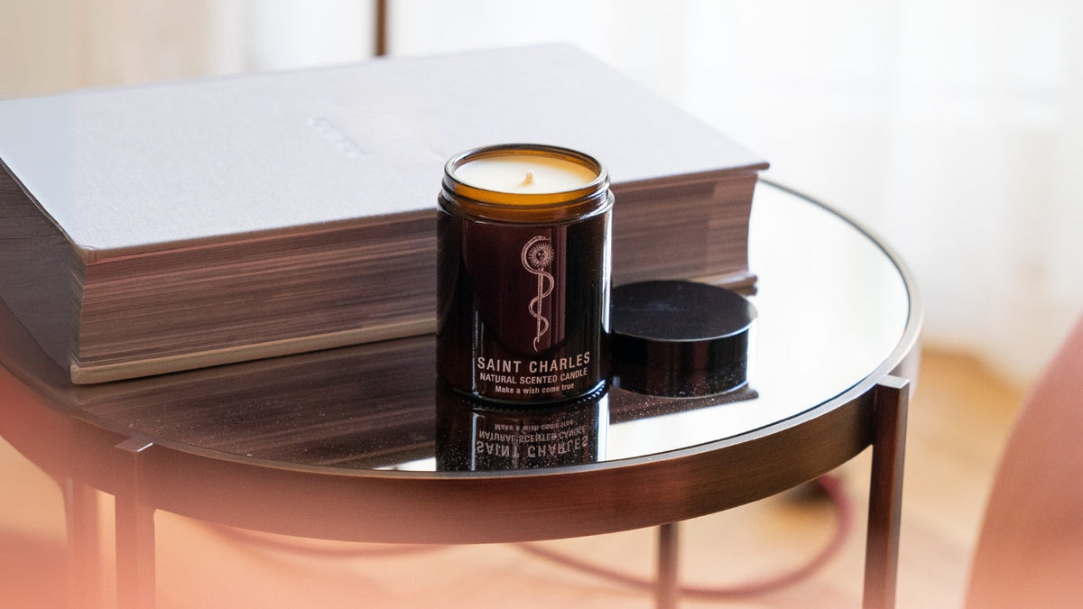 Saint Charles Kerzen auf Apothekerschrank