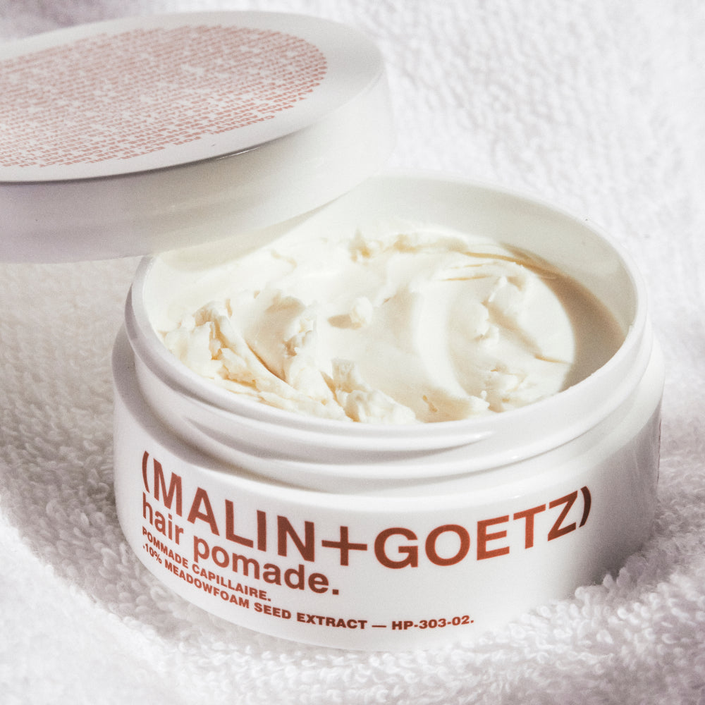 Hair Pomade Produkt auf Handtuch