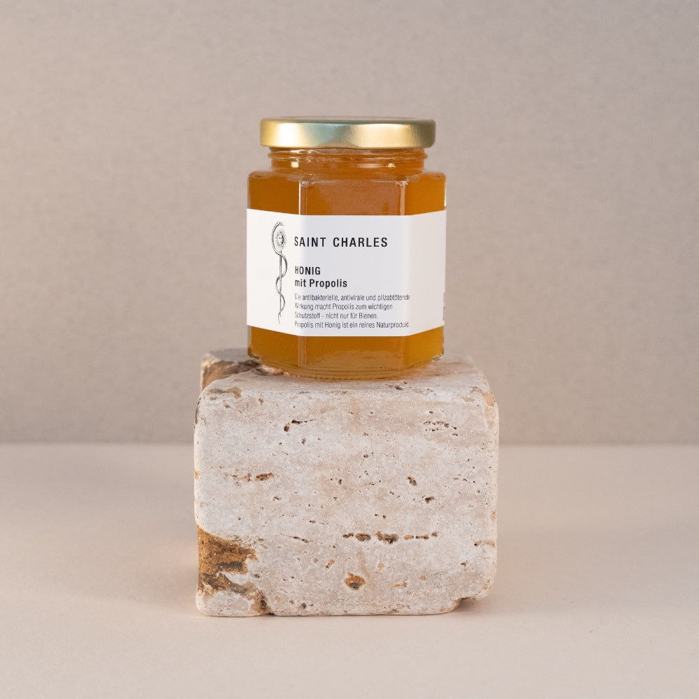 Honig mit Propolis auf Stein