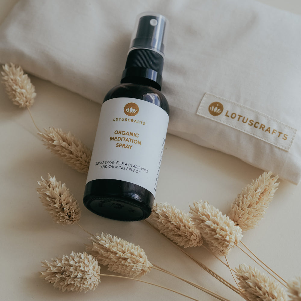 Raum- und Meditationsspray auf Augenkissen liegend