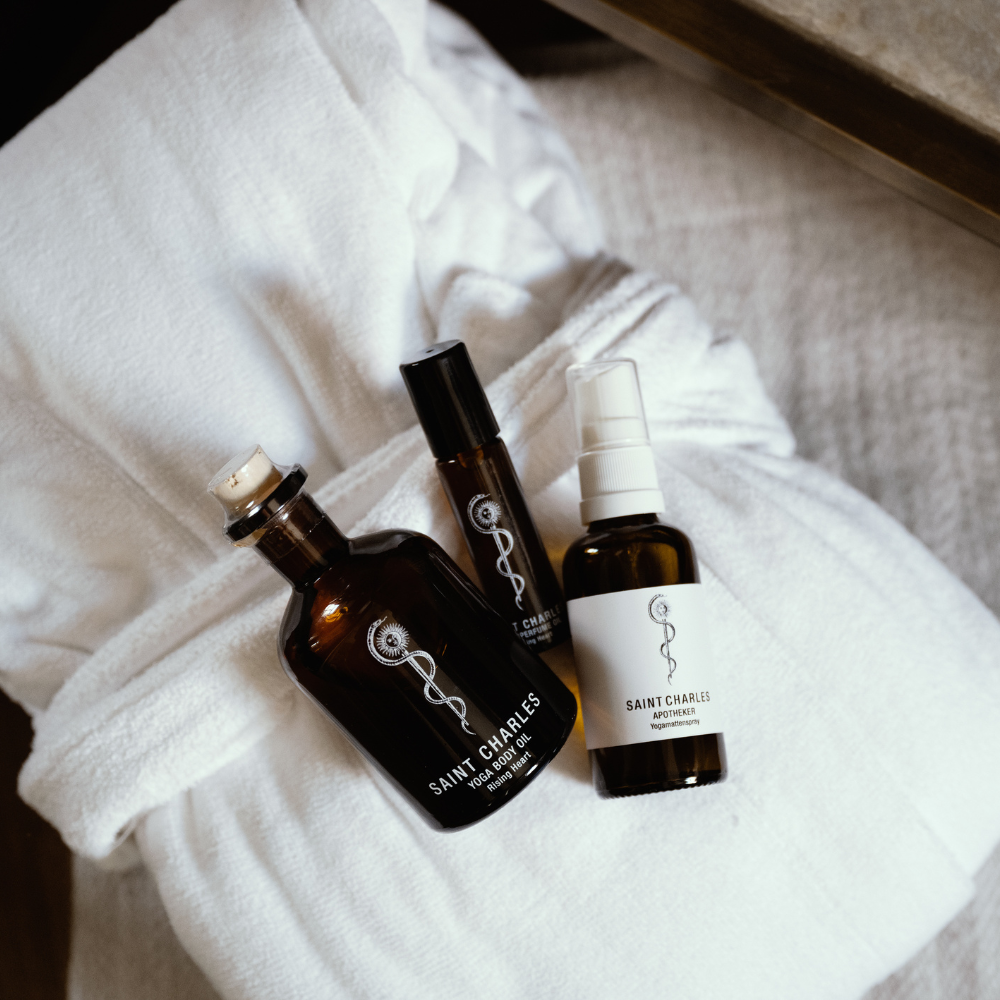 3 Saint Charles Yoga Produkte auf Bademantel