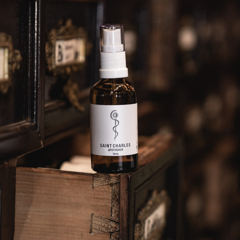 Apothekerspray auf Holzschublade