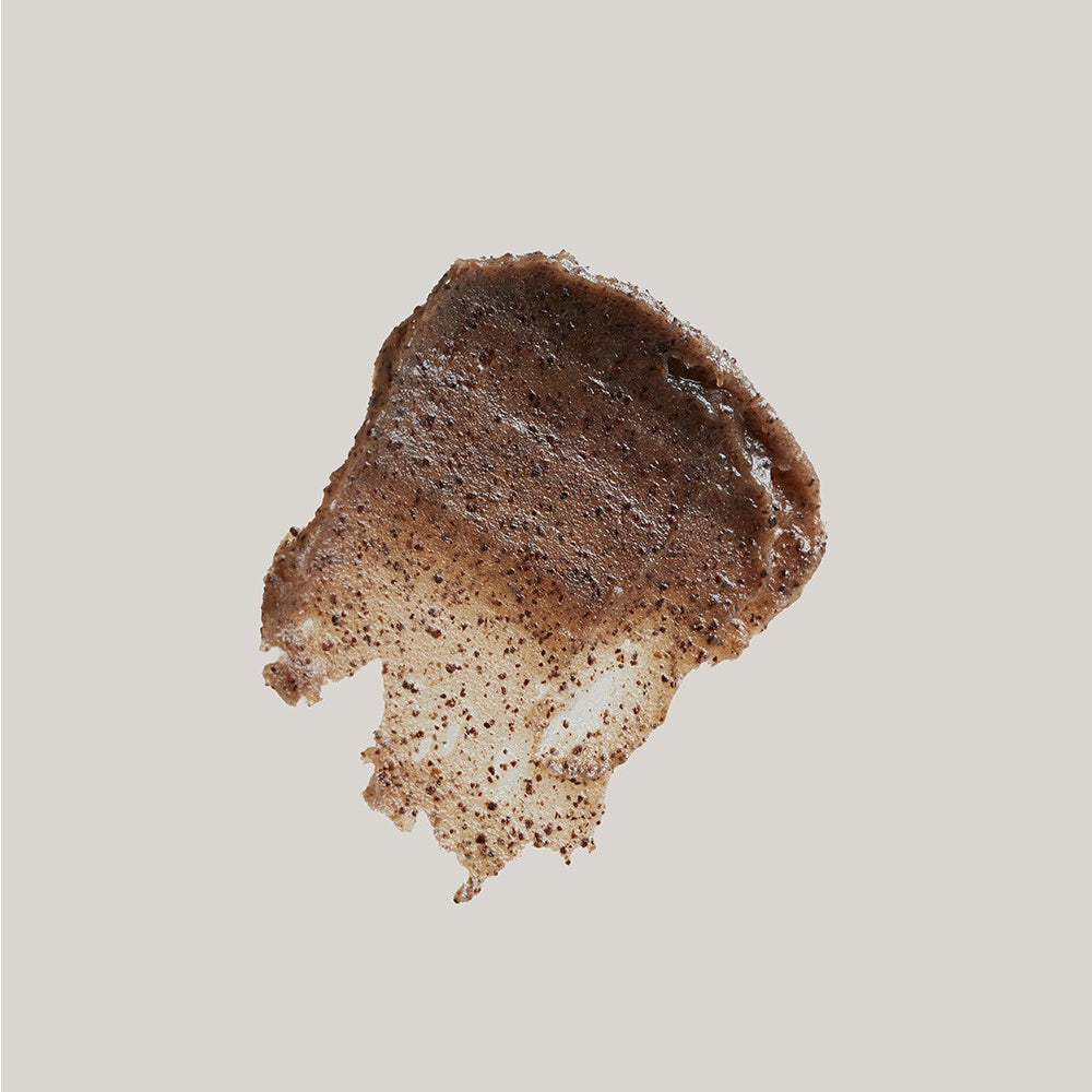 Coffee Toning Body Scrub auf weißem Hintergrund