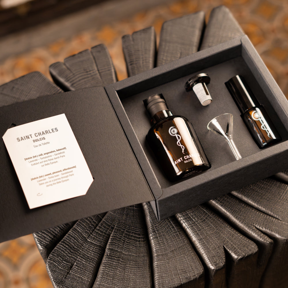 Eau de Toilette Dulcis in Geschenkbox auf Stele