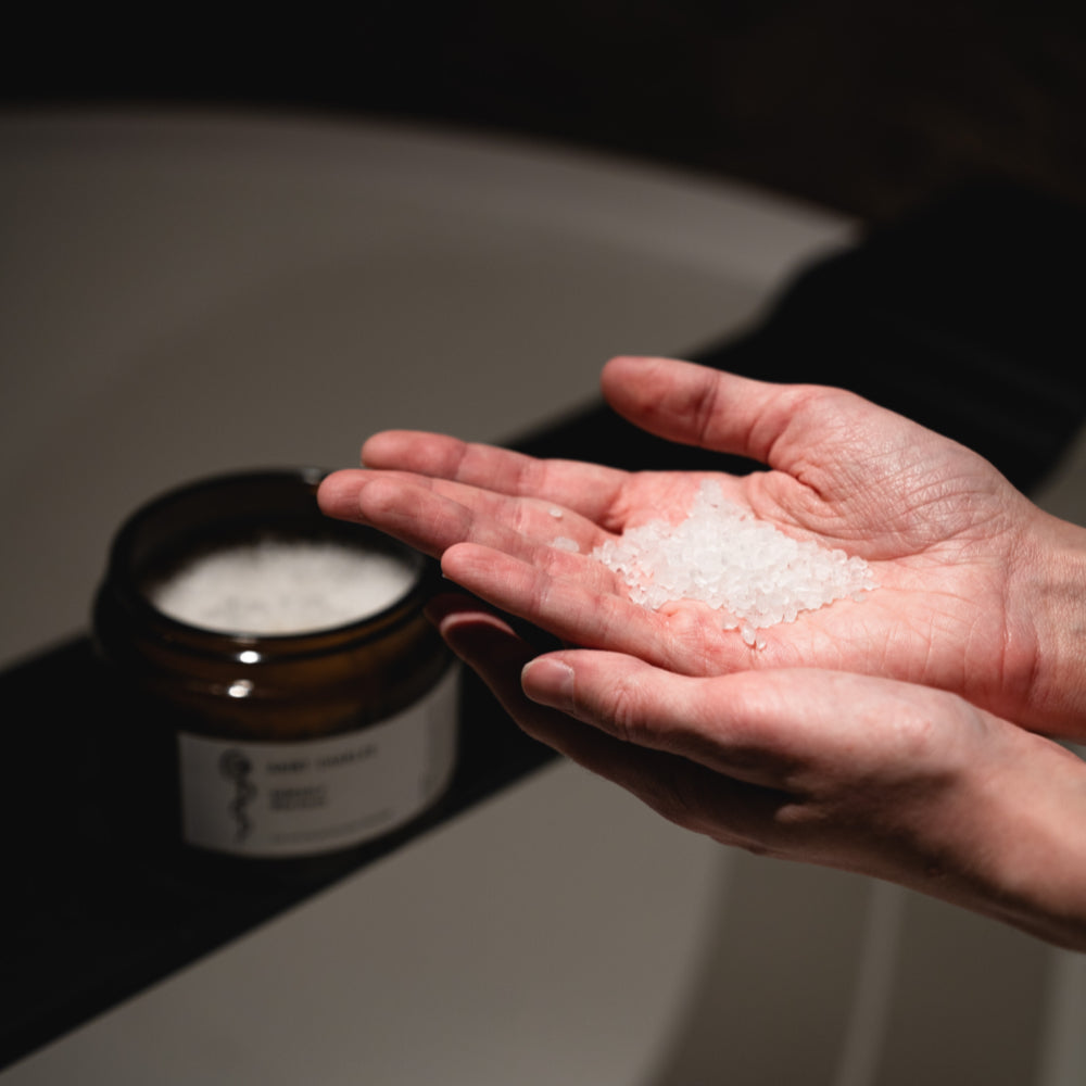 Badekristalle in der Hand