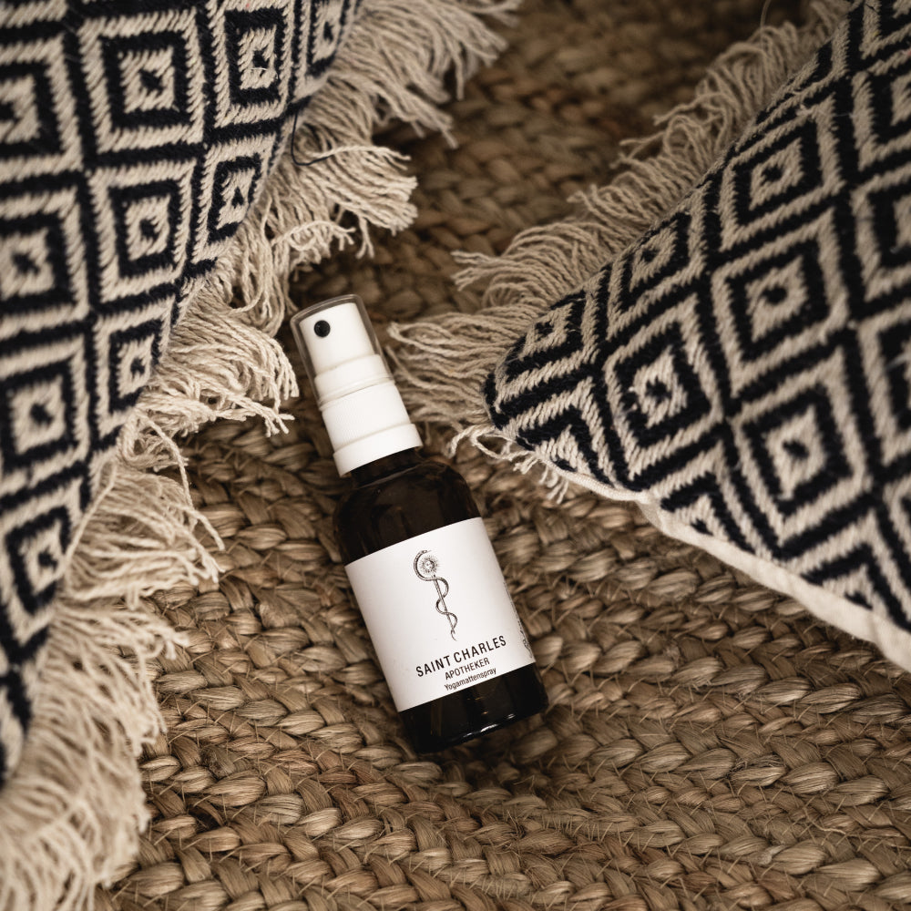 Apotheker Yogamattenspray auf Kissen liegend