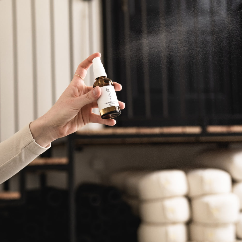 Apotheker Yogamattenspray wird im Yoga Studio gesprüht