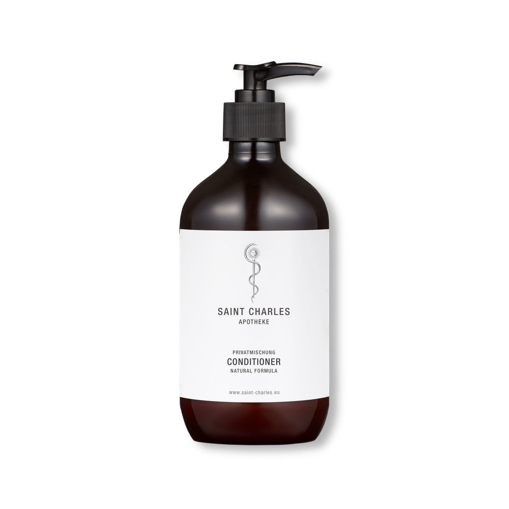 Conditioner Privatmischung in Pumpflasche auf weißem Hintergrund