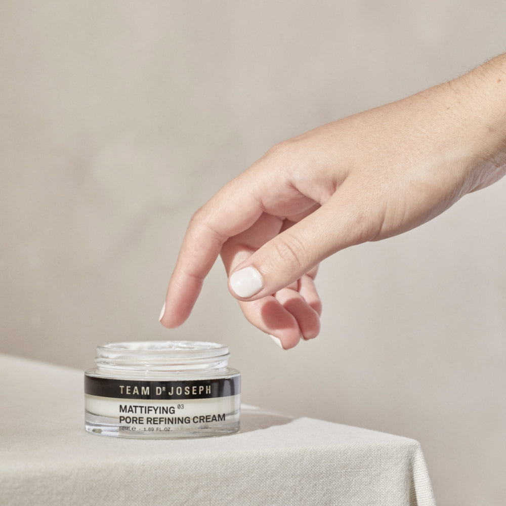 Cremeentnahme der Mattifying Pore Refining Cream mit der Hand 